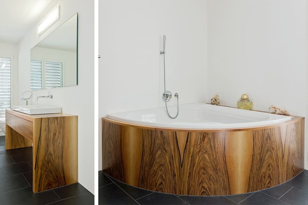 Badmöbel in Nussbaum: Waschtisch-Unterbau und Eckbadewanne mit Holzverkleidung