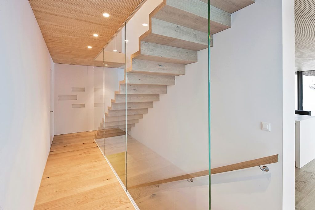 Treppe mit Glasbrüstung, Holzdecke und Eichenparkett im Flur