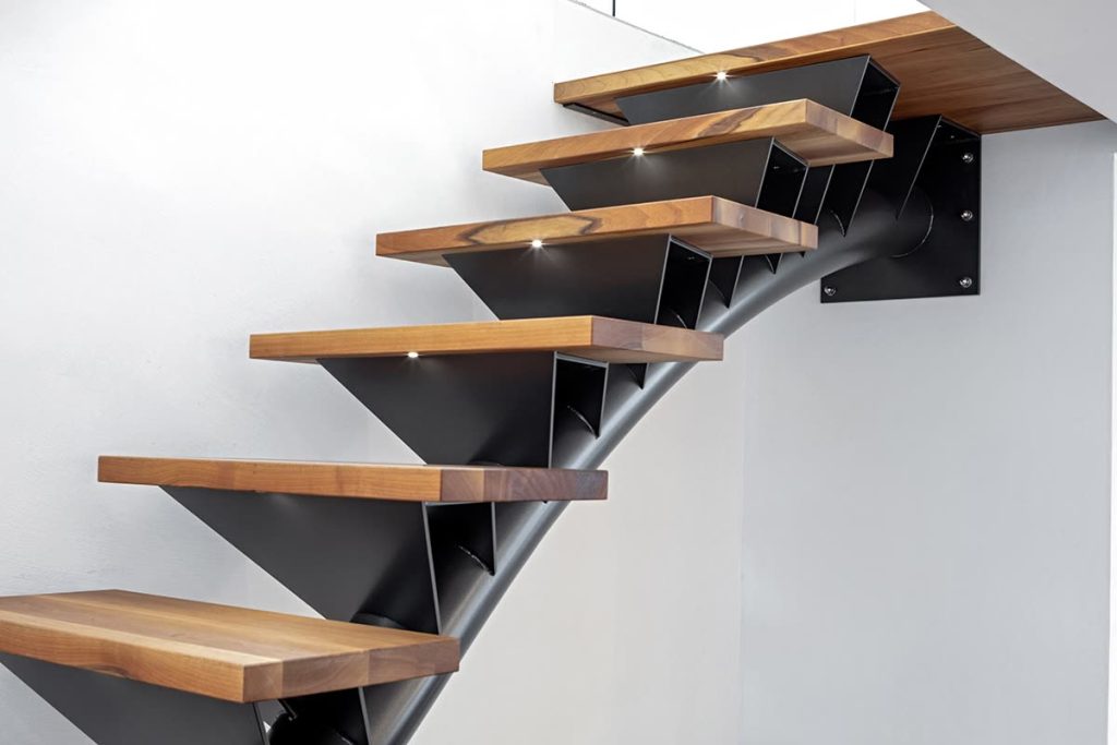 Freitragende Stahltreppe mit Holzstufen und eingelassenen Stufenlichtern