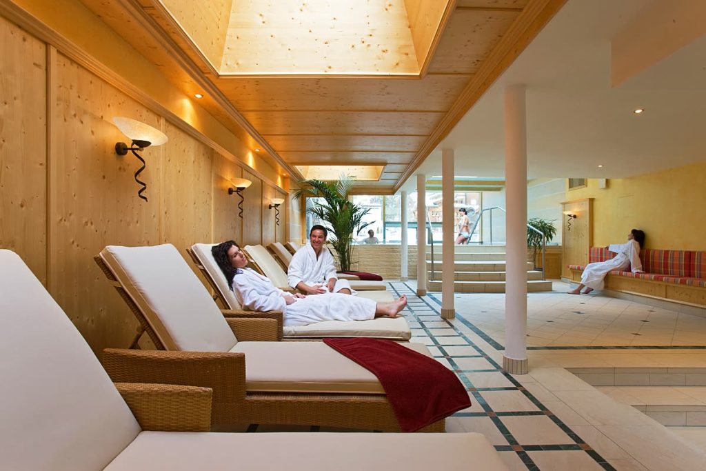 Ruhebereich mit Liegen, Holzverkleidung und Holzdecke in einem Hotel